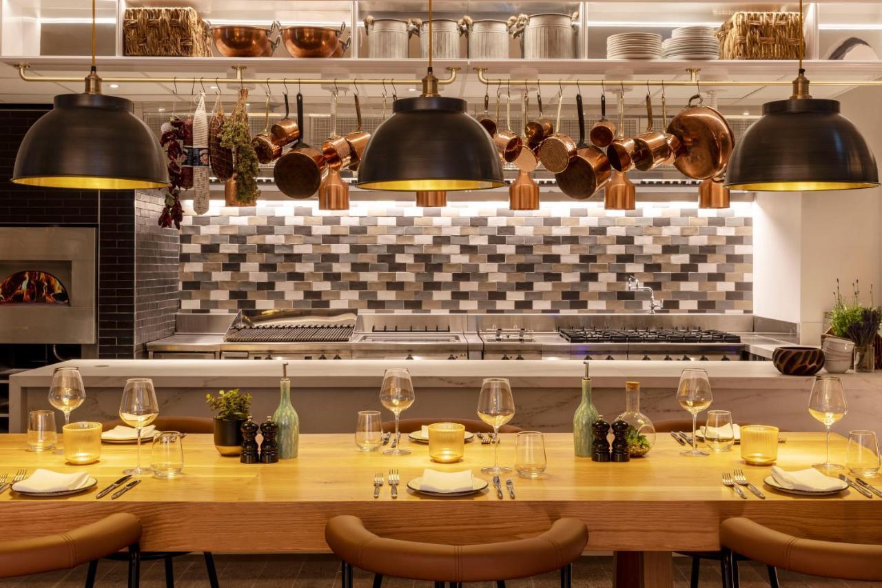 Virgin Hotels Единбург Екстериор снимка The open kitchen at The Ivy Temple Row