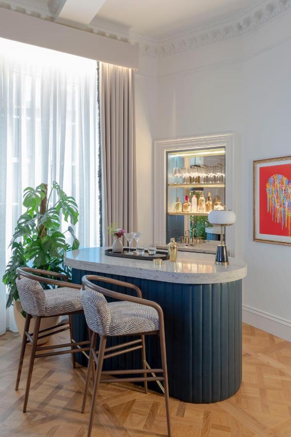 Virgin Hotels Единбург Екстериор снимка The bar at the 100 Queen's Gate